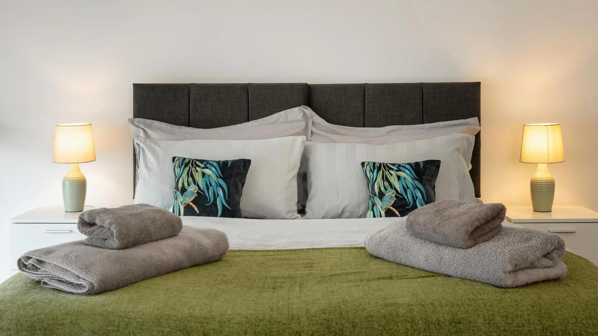 Excel, O2, Canary Wharf, London City Airport - Free Parking Apartment